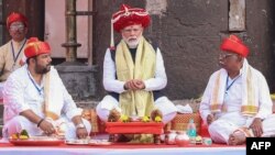 Perdana Menteri India Narendra Modi (tengah) sedang berdoa di Ramkund (kolam air keagamaan) di Nashik, 12 Januari 2024. [PIB / AFP] 