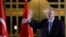 Tổng thống Thổ Nhĩ Kỳ Tayyip Erdogan vẫy tay khi phát biểu trước những người ủng hộ sau chiến thắng ở vòng hai cuộc bầu cử tổng thống tại Dinh Tổng thống ở Ankara, Thổ Nhĩ Kỳ ngày 28 tháng 5 năm 2023.