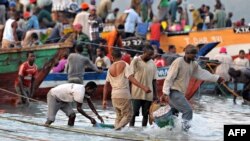 Wavuvi katika soko la samaki la Kivukoni Dar es Salaam.