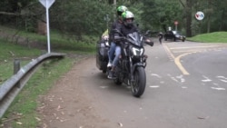 Dos jóvenes colombianos dejaron todo para recorrer el país junto a sus perros en una motocicleta   