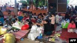 လားရှိုးမြို့ ဘုန်းကြီးကျောင်းတကျောင်းမှာ ခိုလှုံနေရတဲ့ ရှမ်းမြောက်တိုက်ပွဲများကြောင့် နေရပ်စွန့်ခွာထွက်ပြေးကြရသူများ (နိုဝင်ဘာ ၁၅၊ ၂၀၂၃)