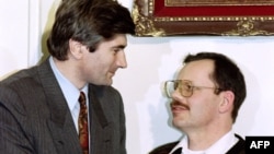 FILE - Assistant Secretary General and United Nations negotiator Giandomenico Picco, left, is seen at a press conference with former U.S. hostage Terry Anderson in Damascus, Syria, Dec. 04, 1991.