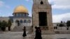 Jemaah Palestina berjalan melewati Kubah Batu di kompleks Masjid Al-Aqsa di Kota Tua Yerusalem, Senin, 19 Februari 2024. (AP/Maya Alleruzzo)