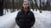 Illia, un ex prisionero de guerra de 21 años, se encuentra en el bosque cerca del hospital donde recibe tratamiento en Kiev, Ucrania, el jueves 25 de enero de 2024.