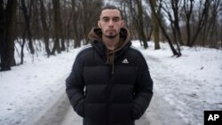 Illia, un ex prisionero de guerra de 21 años, se encuentra en el bosque cerca del hospital donde recibe tratamiento en Kiev, Ucrania, el jueves 25 de enero de 2024.