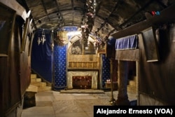 La pequeña gruta donde se cuenta que nació Jesús nunca suele estar abarrotada de peregrinos y turistas. El cierre de las vías a Belén y la guerra la han dejado desierta, el 7 de diciembre de 2023.