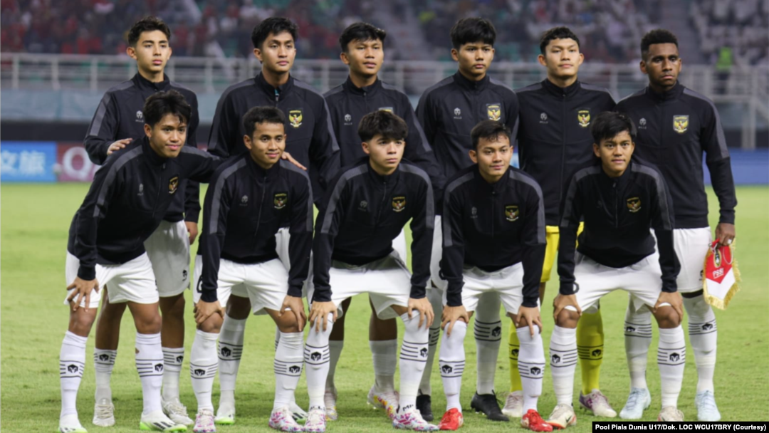 Timnas Indonesia U17 foto bersama jelang laga lawan Maroko di Stadion Gelora Bung Tomo Surabaya, Kamis (16/11). (Foto: Pool Piala Dunia U17/ Doc. LOC WCU17/NFL)