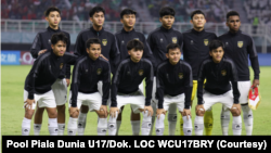 Timnas Indonesia U17 foto bersama jelang laga lawan Maroko di Stadion Gelora Bung Tomo Surabaya, Kamis (16/11). (Foto: Pool Piala Dunia U17/ Doc. LOC WCU17/NFL)