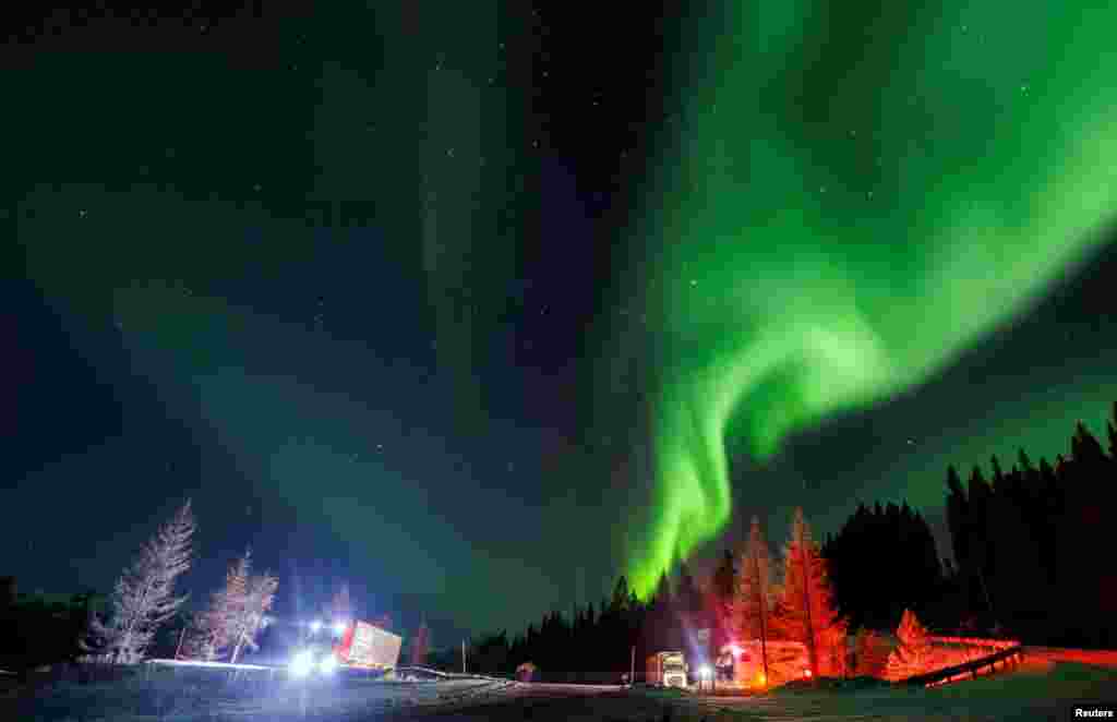 Northern Lights, yang sering disebut Aurora Borealis,&nbsp;menerangi langit malam saat musim gugur di dekat Mo i Rana, Norwegia, 15 November 2023.