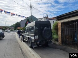 Vojno vozilo KFOR-a raspoređeno u Zvečanu, tokom protesta zaposlenih u javnim službama i građana srpske nacionalnosti, Kosovo, 1. juna 2023. (Foto: Glas Amerike/Budimir Ničić)
