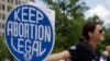 Arizona Eyalet Yüksek Mahkemesi, neredeyse tüm kürtaj işlemlerini yasaklayan 160 yıllık bir yasanın uygulanmasına izin vererek tartışmaları alevlendirdi. 