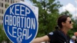 Arizona Eyalet Yüksek Mahkemesi, neredeyse tüm kürtaj işlemlerini yasaklayan 160 yıllık bir yasanın uygulanmasına izin vererek tartışmaları alevlendirdi. 