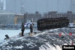 Los marineros asisten a una ceremonia de izamiento de bandera en el submarino de propulsión nuclear Emperador Alejandro III en la base naval de la ciudad norteña de Severodvinsk, Rusia, el 11 de diciembre de 2023. Sputnik/Kirill Iodas/Pool vía REUTERS