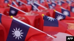 Bendera Taiwan terlihat pada kampanye partai oposisi utama Kuomintang (KMT) menjelang pemilihan presiden, di Kota New Taipei pada 12 Januari 2024. (Foto: AFP)