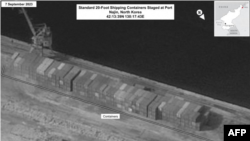 지난달 7일과 8일 북한 라진항에 약 6m 표준 규격의 해상 운송 컨테이너 약 300여개가 적재돼 있는 모습이 포착됐다. 미국 백악관이 13일 공개한 사진.