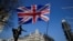 Bendera Inggris berkibar di Parliament Square, London, 29 Maret 2019. (Foto: Reuters)