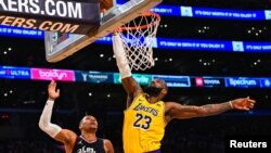 LeBron James (23) des Los Angeles Lakers prend le rebond devant Russell Westbrook (0) des Clippers, le 1er novembre 2023.