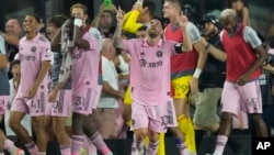 El delantero del Inter Miami Lionel Messi (10) gesticula después de anotar al final de la segunda mitad de un partido de fútbol de la Copa de la Liga contra Cruz Azul, el viernes 21 de julio de 2023, en Fort Lauderdale, Florida.