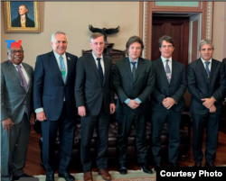 阿根廷當選總統米萊（中）與美國國家安全顧問沙利文（左三）2023年11月28日在白宮會面。