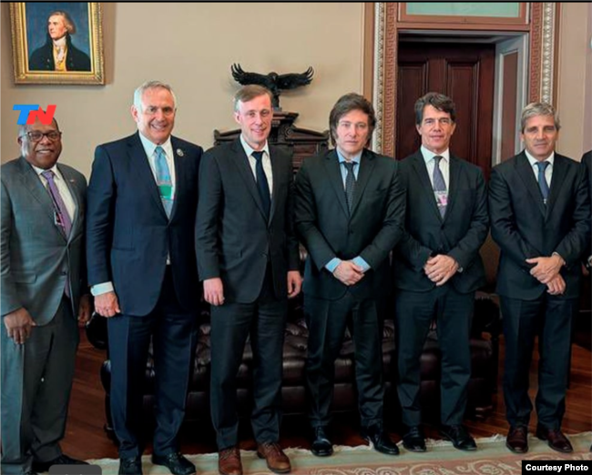 资料照片：阿根廷当选总统米莱（中）与美国国家安全顾问沙利文（左三）2023年11月28日在白宫会面。