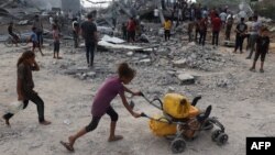 Palestinos inspeccionan el lugar de un ataque israelí en al-Zawayda, en el centro de la Franja de Gaza, el 17 de agosto de 2024.