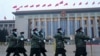 中国武警士兵在北京人大会堂外列队行走。（2024年3月5日）