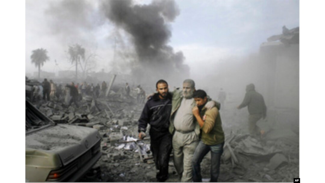 Seorang warga Palestina yang terluka tertolong dari reruntuhan menyusul serangan rudal Israel di Rafah, Jalur Gaza selatan, Sabtu, 27 Desember 2008. (Foto: AP)