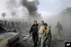 Seorang warga Palestina yang terluka tertolong dari reruntuhan menyusul serangan rudal Israel di Rafah, Jalur Gaza selatan, Sabtu, 27 Desember 2008. (Foto: AP)