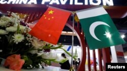 Bendera Pakistan dan China terlihat di pintu masuk Paviliun China, selama Pameran dan Seminar Pertahanan Internasional "Ide 2022" di Karachi, Pakistan, 16 November 2022. (Phoyo: Reuters)