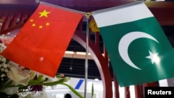 资料照：中国和巴基斯坦国旗。（路透社2022年11月16日设于巴基斯坦卡拉奇） 