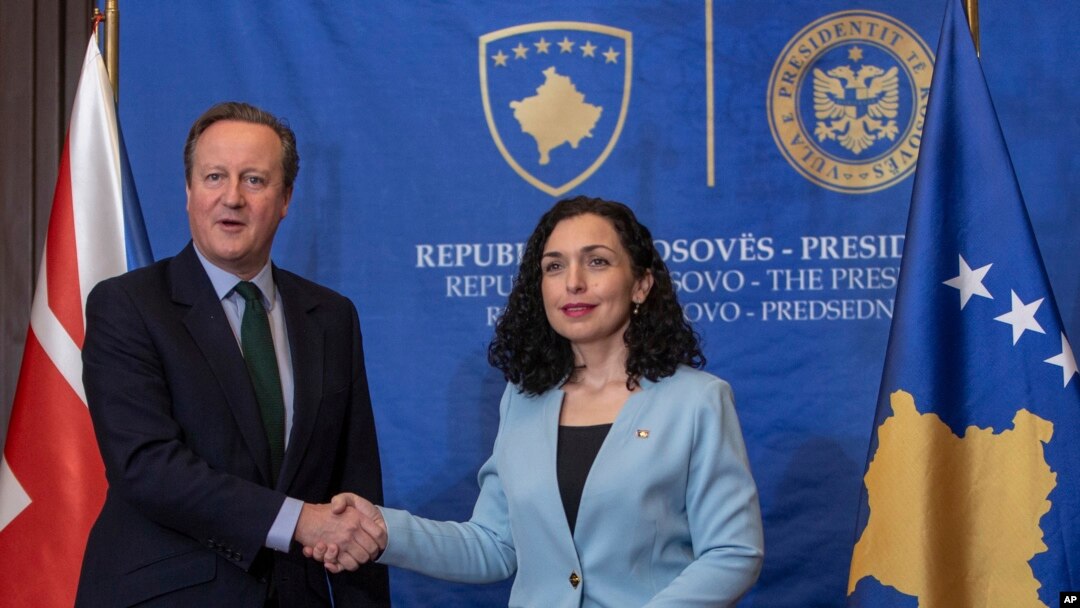 Presiden Kosovo Vjosa Osmani (kanan), menyambut Menteri Luar Negeri Inggris David Cameron di ibu kota Pristina selama kunjungan pertamanya ke Kosovo, Kamis, 4 Januari 2024. (AP Photo/Visar Kryeziu)
