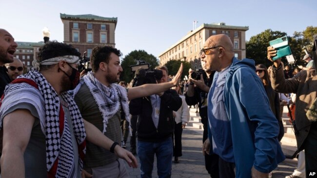 Propalestinski demonstranti zaustavljaju pro-izraelskog demonstranta tokom protesta na Univerzitetu Kolumbija, 12. oktobra 2023. u Njujorku.