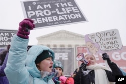 Para aktivis anti-aborsi berpartisipasi dalam "March for Life" di depan Mahkamah Agung AS pada 19 Januari 2024, di Washington DC.