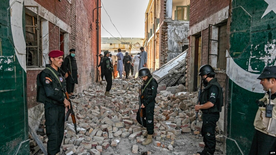 Sejumlah personel keamanan memeriksa lokasi serangan bom di Provinsi Bara, di distrik Peshawar, Khyber Pakhtunkhwa, 20 Juli 2023. Serangan bom terjadi lagi di Khyber Pakhtunkhwa pada Minggu, 20 Agustus 2023, menewaskan 11 buruh pekerja konstruksi. (Foto: Abdul Majeed/AFP, arsip)