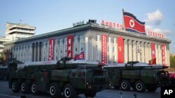 Parade militer dalam perayaan peringatan 70 tahun Partai Pekerja Korea Utara di Pyongyang, Korea Utara. Delegasi pejabat tinggi China akan mengunjungi Korea Utara pekan ini untuk menghadiri perayaan hari libur nasional penting. (Foto: AP)