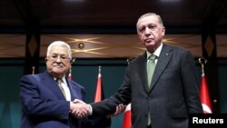 Ankara’da biraraya gelen Cumhurbaşkanı Erdoğan ve Filistin Yönetimi Lideri Mahmud Abbas, görüşmenin ardından yaptıkları açıklamada İsrail’i soykırım yapmakla suçlarken, Abbas, İsrail’in aynı zamanda Filistin halkını göçe zorladığına işaret etti. 