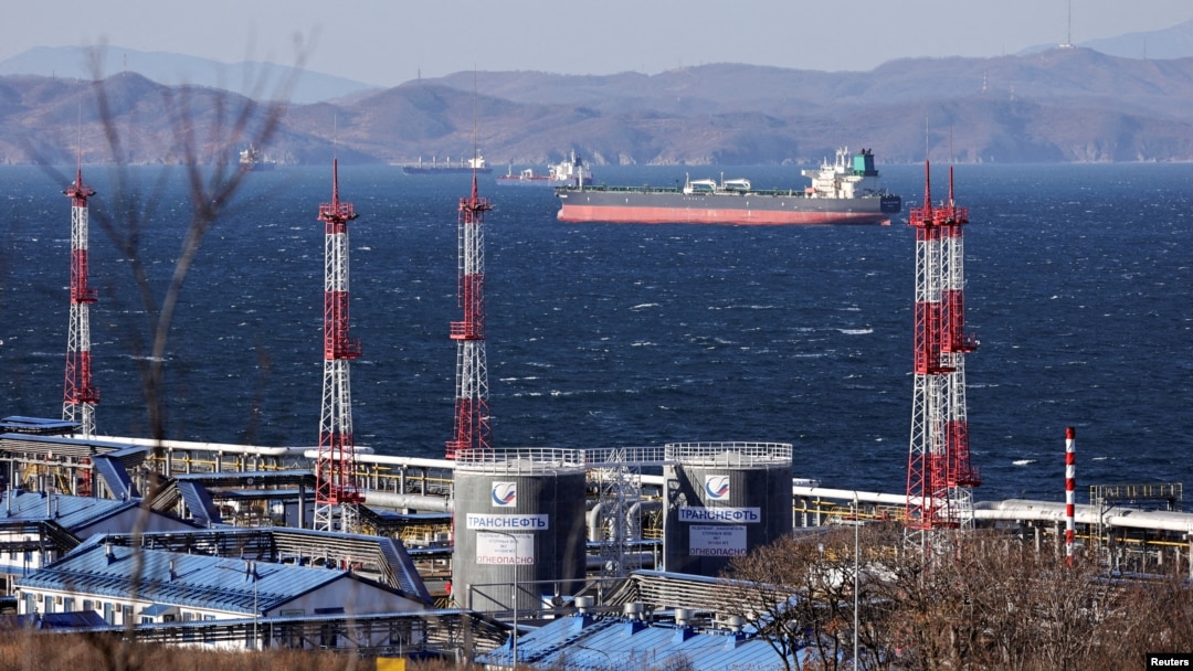 Rusya'nın liman kenti Nakhodka yakınlarındaki Nakhodka Körfezi'nde bulunan Kozmino terminali yakınlarında demirli bir ham petrol tankeri- 4 Aralık 2022.