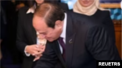 Rais wa Misri Abdel Fattah al-Sisi, akipiga kura yake mjini Cairo, Dec. 10, 2023. 