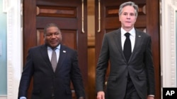 O Secretário de Estado dos EUA, Antony Blinken (direita), e o Presidente de Moçambique, Filipe Jacinto Nyusi (esquerda)