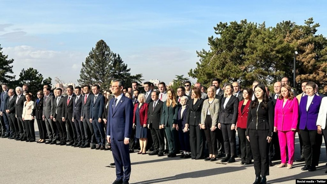 CHP lideri Özgür Özel ve parti yöneticileri Anıtkabir'i ziyaret ettiler.