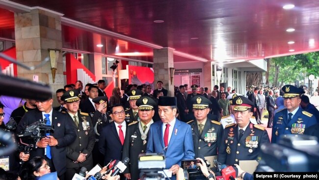 Presiden Joko Widodo memberi keterangan pers di Mabes TNI, Cilangkap, Jakarta Timur, usai menganugerahkan pangkat jenderal istimewa kepada Menteri Pertahanan Prabowo Subianto. (Foto: Setpres RI)