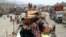 Pengungsi Afghanistan tiba dengan barang-barang mereka dengan truk dari Pakistan di perbatasan Afghanistan-Pakistan Torkham di provinsi Nangarhar. Ratusan ribu warga Afghanistan yang tinggal di Pakistan menghadapi ancaman penahanan dan deportasi pada tanggal 1 November, memicu eksodus massal ke negara asal mereka. (AFP)&nbsp;
