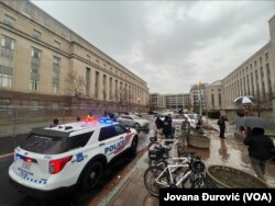 Policija ispred zgrade suda u Vašingtonu (Foto: VOA)