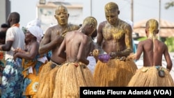 Démonstration culturelle et culturelle devant le temple des pythons en face de la cathédrale de Ouidah, au Bénin, le 8 janvier 2024. (VOA/Ginette Fleure Adandé)