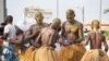 Démonstration culturelle et culturelle devant le temple des pythons en face de la cathédrale de Ouidah, au Bénin, le 8 janvier 2024. (VOA/Ginette Fleure Adandé)