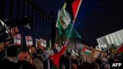 Demonstranti na ogradi oko Bele kuće (Foto: Stefani Reynolds / AFP)