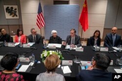 美国驻华大使伯恩斯和美国财长耶伦对在北京的美国商界人士讲话。（2023年7月7日）
