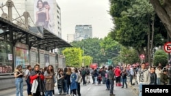 Warga tampak berhamburan ke jalan setelah gempa mengguncang Mexico City, pada 7 Desember 2023. (Foto: Reuters/Tomas Bravo)