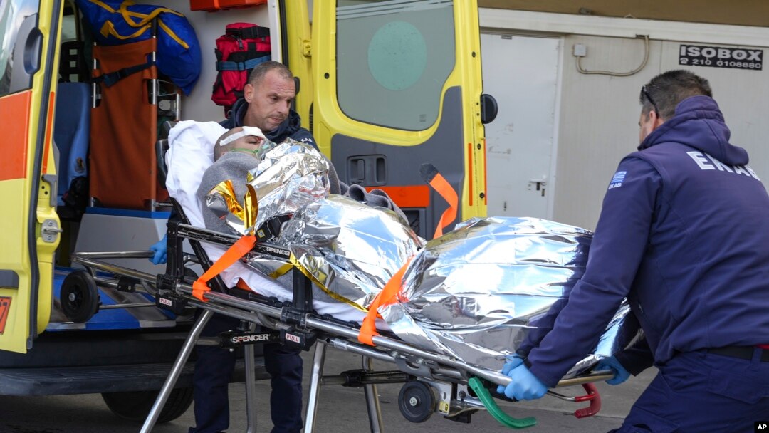 "Raptor" gemisinden kurtarılan bir mürettebat ambulansa bindirilirken - 26 Kasım 2023