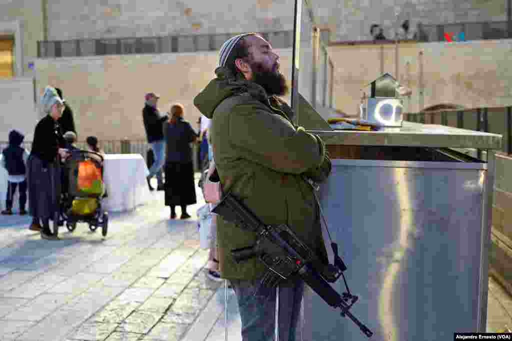 Un hombre reza durante la ceremonia celebrada en el Muro de las Lamentaciones en recordación de las personas secuestradas en poder de Hamás y de los fallecidos durante los ataques y la guerra.